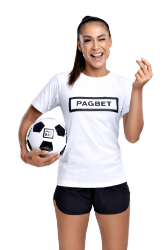 Pagbet Aposta Modelo posando segurando bola de futebol com camisa com logomarca da Pagbet